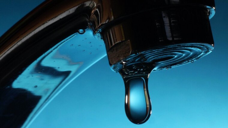 Umweltfreundlich, kostengünstig und gesundheitlich unbedenklich – das Trinkwasser in Deutschland. Doch neue Mikroschadstoffe belasten zunehmend den Wasserkreislauf.