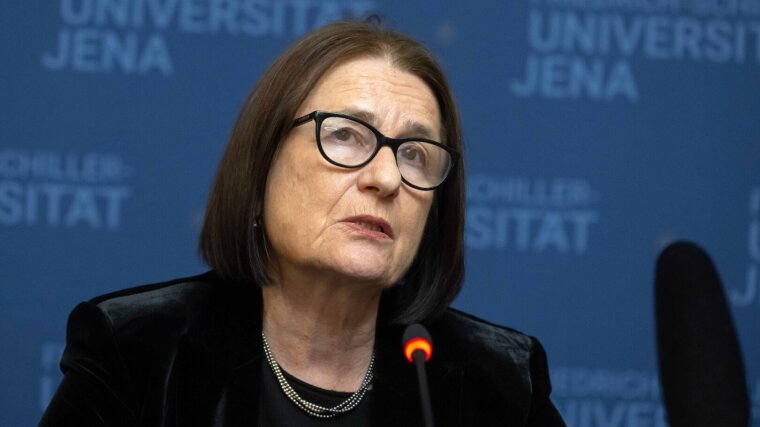 Die russische Germanistin und Historikerin Prof. Dr. Irina Scherbakowa, spricht während einer Pressekonferenz anlässlich der Verleihung des Friedensnobelpreises.