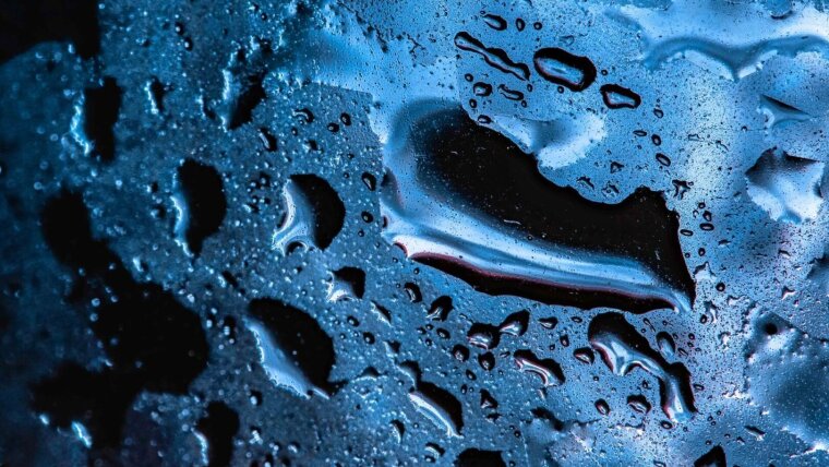 Wassertropfen an einer glatten Oberfläche.