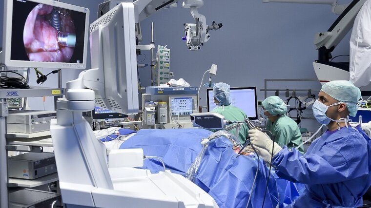 Operation eines Kopf-Hals-Tumors, der endoskopisch betrachtet wird.