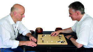 Die Idee, zur Erkennung chemischer Abbildungen KI zu nutzen, kam den beiden Forschenden Christoph Steinbeck (l.) und Achim Zielesny (r.) 2016, als die KI »Alpha-Go« den damals besten menschlichen Go-Spieler besiegte.