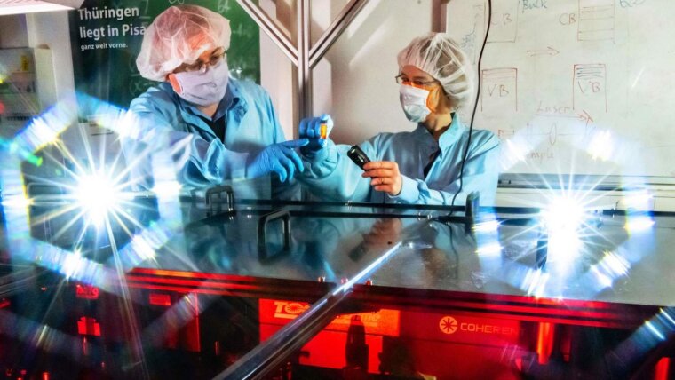 Dr Maria Wächtler (r.) and Dr Daniil Kartashov investigate quantum dots and nanowires.