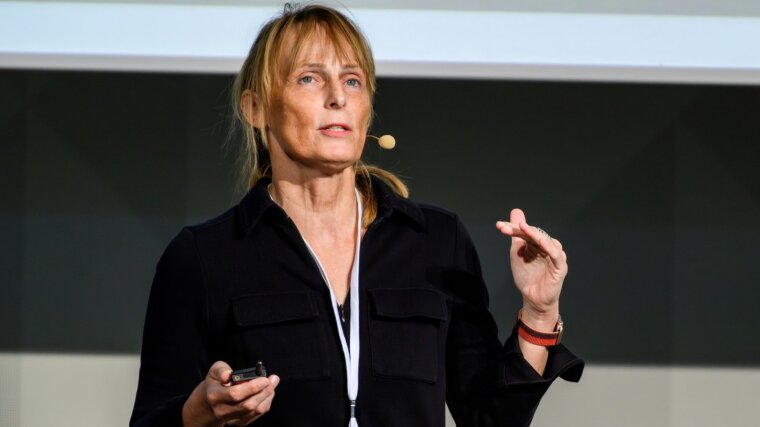 Microbiologist Kirsten Küsel, Professor of Aquatic Geomicrobiology, speaks at an event.