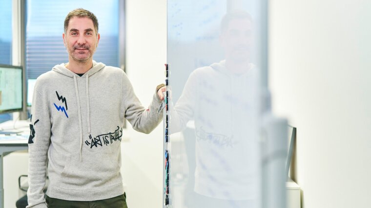 Gianni Panagiotou, Professor für Microbiome Dynamics, steht neben einem Whiteboard.