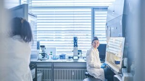 Prof. Dr Ute Hellmich in her laboratory