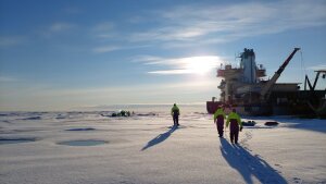 The icebreaker »Oden« and members of the research team