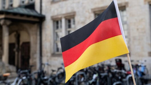 Symbolic image: A German flag in front of the University Main Building