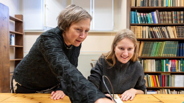 Prof. Dr Christine Römermann (left) and PhD student Anna Vincze examine preserved plants using near-infrared (NIR) spectroscopy.