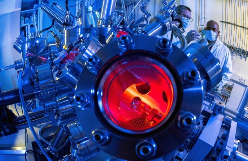 Prof. Dr Andrey Turchanin (left) and Dr Antony George are working on the "Ultra-High Vacuum (UHV) Multiprobe System" at the Institute of Physical Chemistry. The system enables more than ten different highly sensitive microscopic and spectroscopic methods for analysis of ultra-thin material samples. A high accuracy of measurements in the system, which was built especially for Prof. Turchanin and his team, is achieved by generating an ultra-high vacuum during measurements; when the machine is run-ning, there are fewer gas particles in the Multiprobe System than there are in the vacuum between the earth and moon.