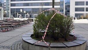 Betretungsverbot in Jena. Gesperrte Bänke auf dem Uni-Campus (März 2020)